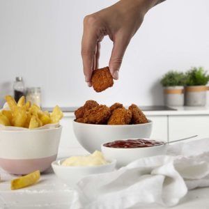 Frittierte Chicken Nuggets und Pommes frites