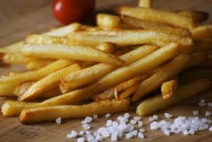 Wie gesund sind Heißluftfritteusen? Pommes enthalten deutlich weniger Fett!